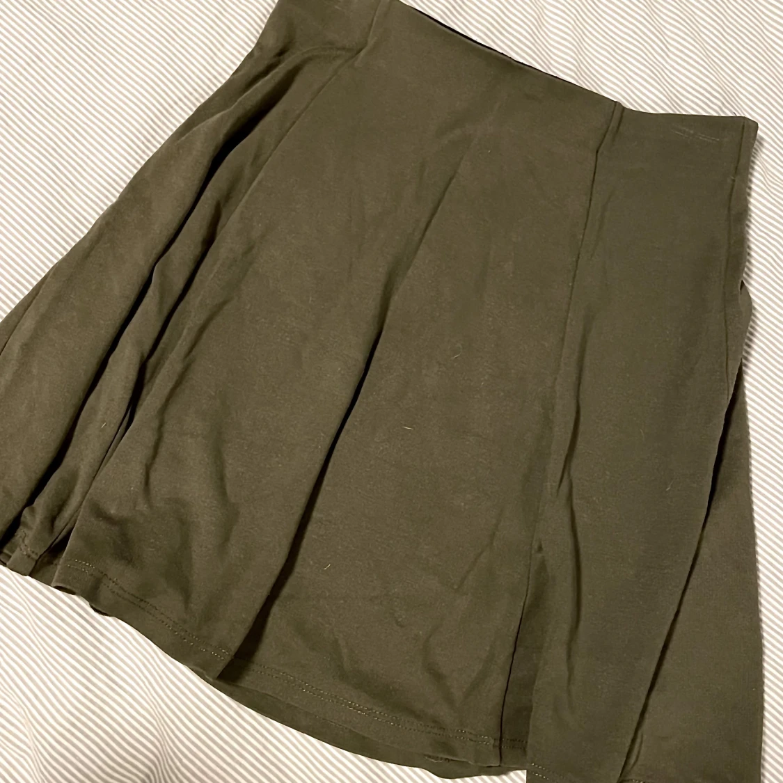 Olivgrön minikjol - 90