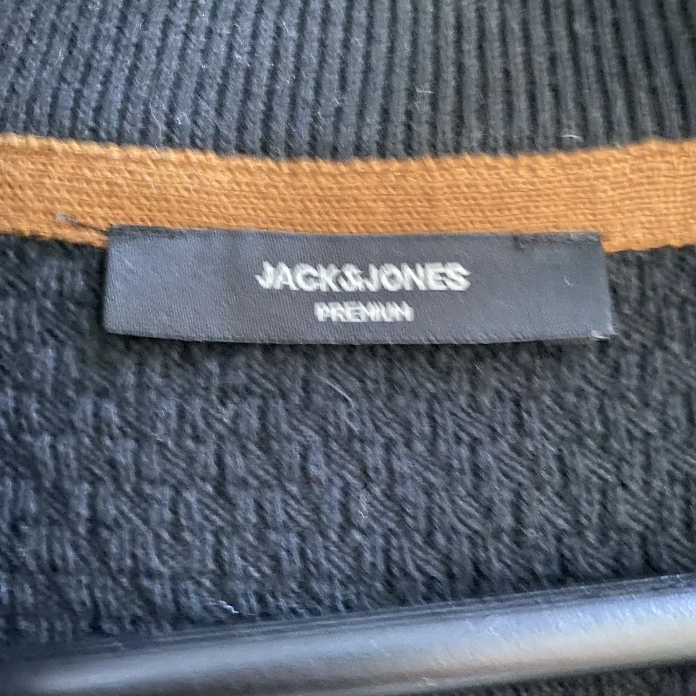 Säljer min svarta Jack and Jones half zip. Tröjan är inte min stil och därför säljer jag den . Hoodies.