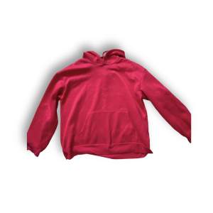 Säljer denna röda hoodien för 50 kr pga att jag inte använder den, den är inte så oversized.