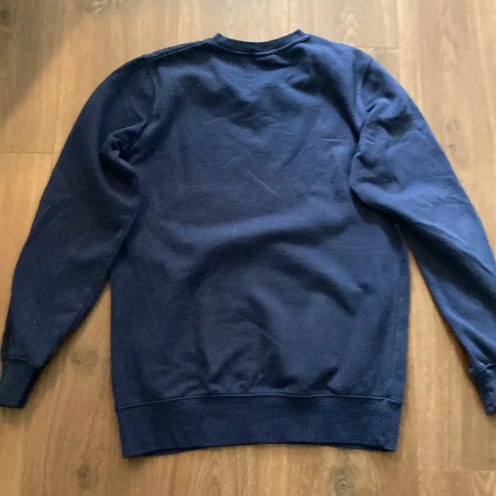 Mörkblå långärmad tröja med tryck från FSBN! Bra skick🩵. Tröjor & Koftor.