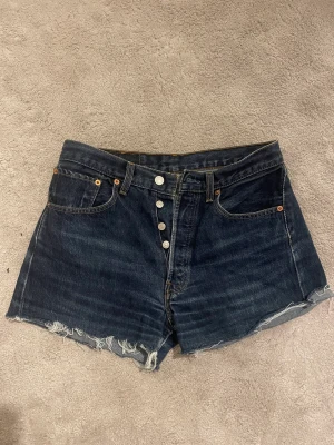 Levis shorts  - Snygga shorts som krympt extremt mycket i tvätten! Står w32 men jag som är w29 får knappt på mig dme så skulle uppskatta det till en storlek S 