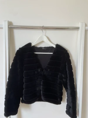 Pälsjacka  - Tunn svart pälsjacka/kofta. Mycket bra skick knappt aldrig använd. 