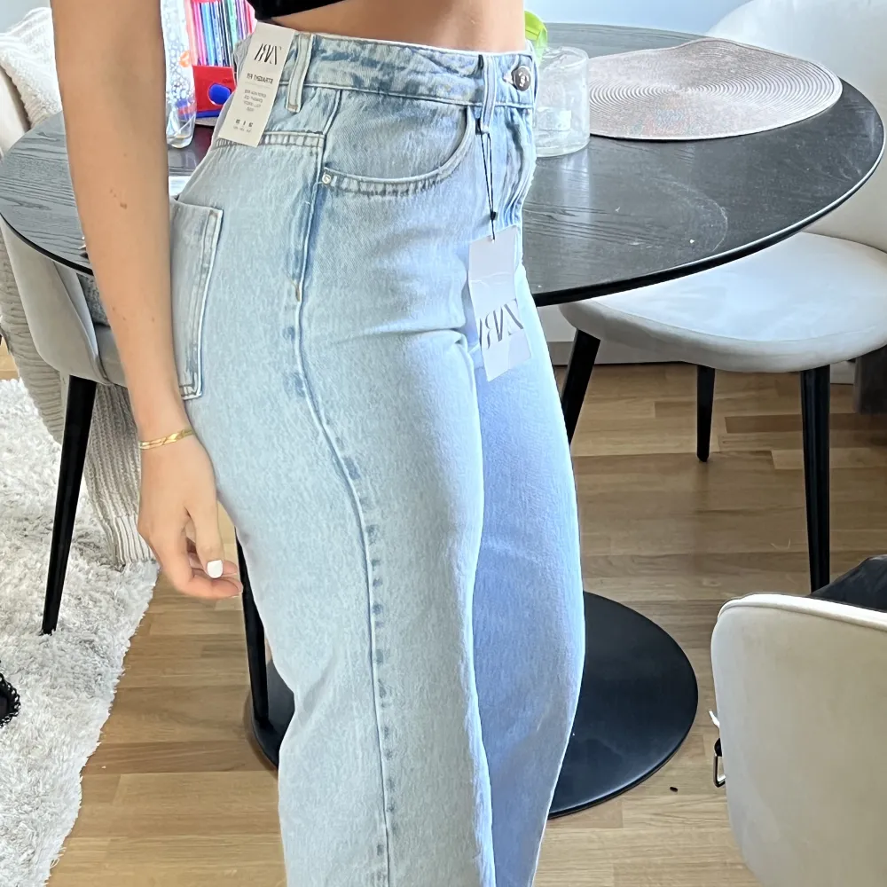 Helt oanvända Zara jeans som är så sjukt snygga! Jag är 171 cm lång och längden är perfekt. . Jeans & Byxor.