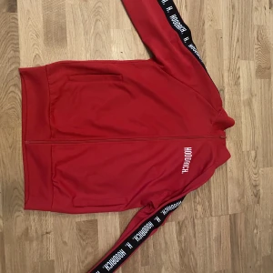 Hoodrich hoodie - Säljer den bara för jag inte vill ha den längre nästan oanvänd, pris kan diskuteras