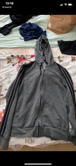 Tröja med dragkedja  - Använd 2 gånger original pris (699) säljer den för 250