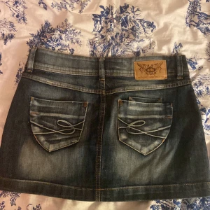 Jeans kjol - Den här kjolen är köpt ett bra tag tillbaka eftersom den var väldigt för stor för mig, i står de storlek 34 men skulle säga att de är närmare 38/40 