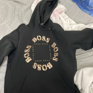 Hugo boss hoodie - Hugo boss kofta, till väldigt lågt pris, använd i cirka 1  månad  Storlek M Nypris 2800kr  