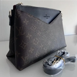 Handväska   - Handväska av bra kvalitet. Använd ett få tal gånger nästan som ny. Storlek 26cm * 18cm