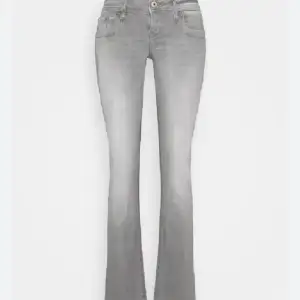 söker dessa jeans i storlek 25-26/30-32 kan tänka mig att betala bra!!  skriv gärna till mig om du säljer dom eller även liknande💕💕