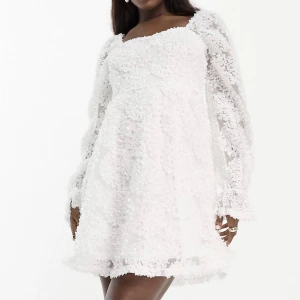 Vit klänning  - Vit klänning, var tänkt att ha den på min student men hittade en annan klänning, nypris 999kr🩷aldrig andvänd, Slutsåld på hemsidan! 