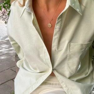 Breezy Shirt Green Djerf Avenue - Säljer min superfina ljusgröna skjorta i stl S från Djerf Avenue. Den är i mycket gott skick då jag alltid har följt tvättråden och använt den sparsamt. Skjortan är köpt sommaren 2022 och den är numera slutsåld på hemsidan.  Nypris: 1099kr