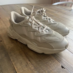 Adidas Ozweego - Adidas Ozweego  Strl: 43 1/3 Cond: 9/10 (en mindre fläck på toabox. 