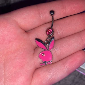 Playboy navelpiercing  - playboy navelpiercing, helt oanvänd, skriv till mig om du vill köpa!!!💗
