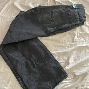 Ett par oandvända jeans från monki