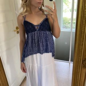 Superfin sommartopp - Superfin topp perfekt nu till sommaren🌸 Sälja då den aldrig kommer till användning💘Bar att skriva vid eventuella frågor🤗