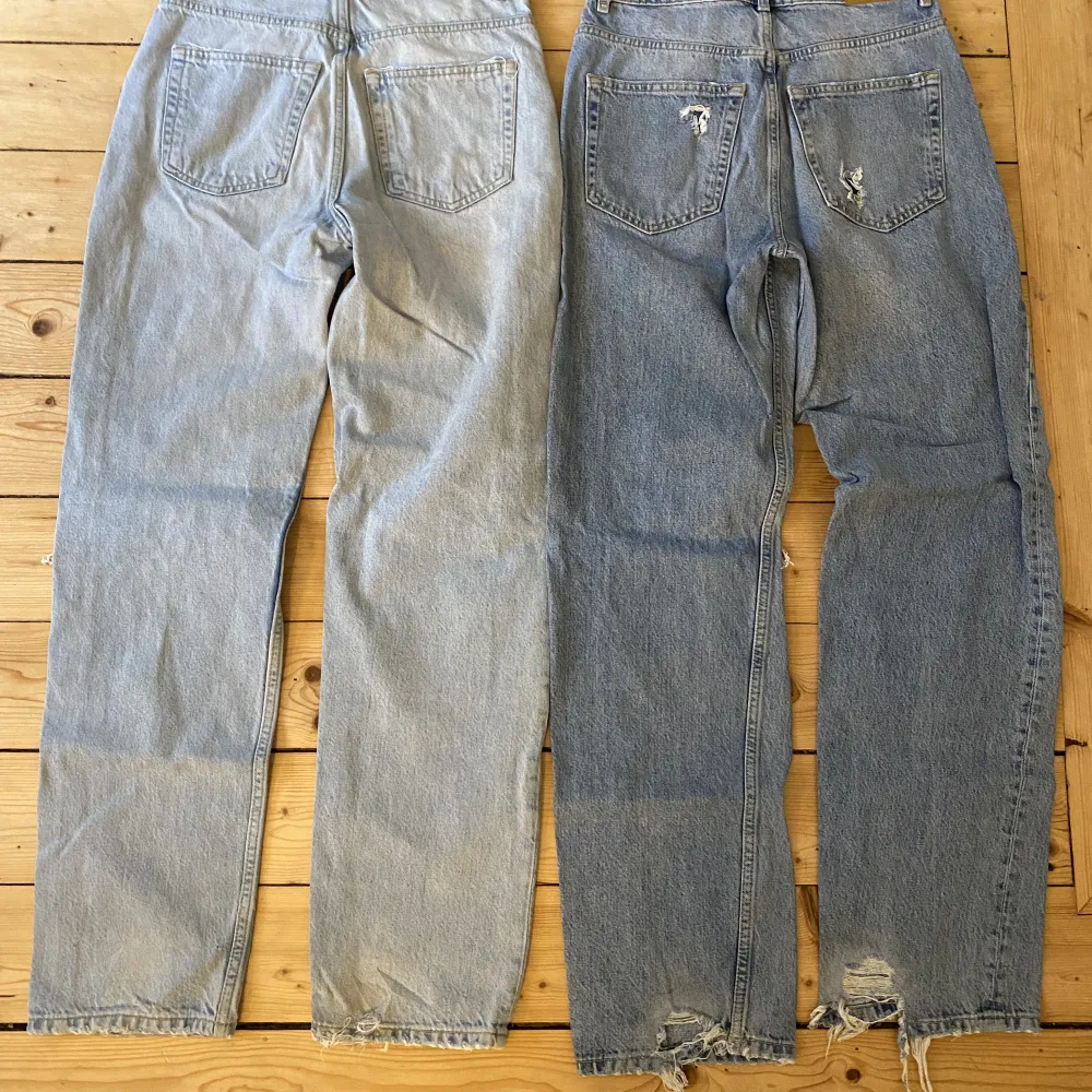 Säljer två par jeans från Gina tricot, båda jeansen är i stl 34. Något slitna längst ner, annars i fint skick. Båda jeansen är högmidjade. De säljes för 150kr/st allternativt 250kr för båda. Finns i Nyköping men kan även skicka om köparen står för frakten. Jeans & Byxor.