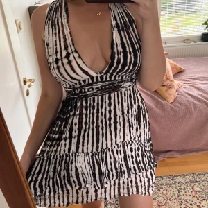 Beach/summer dress - Klänning köpt i Bali. Använd 1 gång. Öppen i ryggen med långa band så man kan knyta den lite hur man vill. 