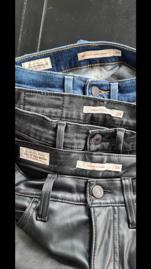 Levis jeans - Tre stycken Levis jeans, ett par som är lite utsvängda. Det är dom i läder. De andra två är skinny. Använd någon gång men absolut inget som syns. Pris kan absolut diskuteras. Kan köpas var för sig eller allihopa. 300st eller alla för 800kr
