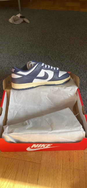 Nike dunk - Säljer ett par mörkblåa dunk low typ nya stått som prydnad.
