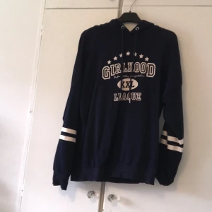 Hoodie med tryck - Blå hoodie med tryck