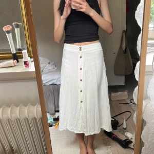 Linne kjol - Lowwaist midikjol i linne med resår på baksidan.  Fin skick förutom ett litet ställe där sömmen har gått upp men går lätt att fixa!  Står ingen storlek men skulle säga xs-s 