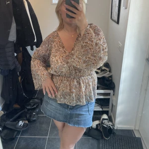 Zara blus  - Blus från zara i ett jätte fint mönster. 150kr plus frakt 💗