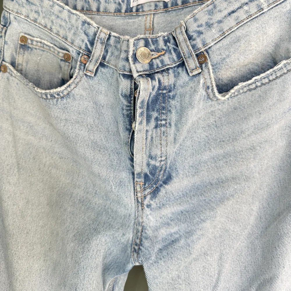 Midwaist staright leg i ljus tvätt. Använda men i gott skick. Uppsydda så att de har en 31” i längd Stl 38. Jeans & Byxor.