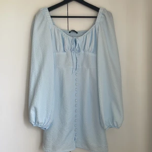 Klänning - Söt sommarklänning från Ginatricot, endast använd en gång. Storlek 34 🌻har tyvärr ingen mer bild med den på då den är för liten 