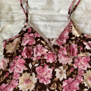 Y2k blommigt linne - Sååå fint blommigt linne 💖💘Väldigt smickrande form kring bysten, riktigt y2k eller cottagecore 🥰🌺 Storlek L och helt i nyskick, använd bara en gång! 