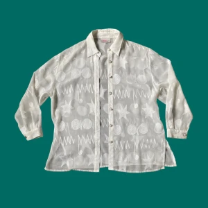 Skjorta - Cool, thriftad meshskjorta, fina guldiga knappar, har några små fläckar som jag kan skicka bild på men jag har inte upptäckt dem förrän nu!