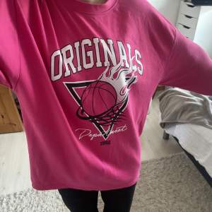 Långärmad rosa oversized sportig tröja från newyorker. Baskettryck Lite tjockare material än en vanlig bomullströja  Skriv privat för mer info eller fler bilder osv!☺️