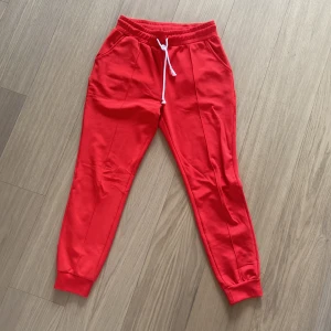 Byxa - Skön byxa med lite högre midja. Något smalare ben men inte tighta.