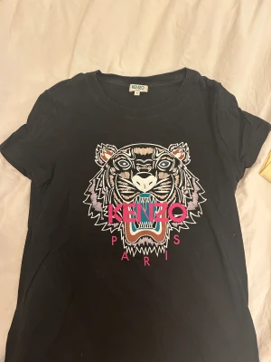Kenzo T-shirt  - Kenzo T-shirt i storlek S, använd några få gånger så i fint skick. 