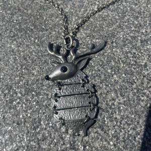 Ren halsband - Längre halsband med en ren som berlock. Fint skick