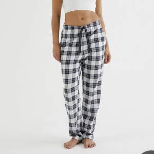 Säljer ett par pyjamasbyxor då jag inte längre använder dom💗(passar dig i längd som är runt 160cm) köpt för 299kr