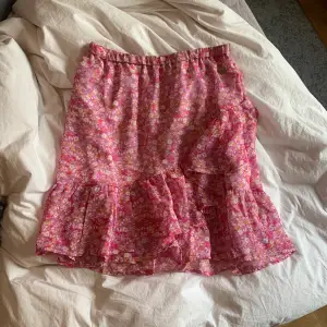 Jättefin kjol endast använd en gång, den är köpt på Ullared och kommer från Pernilla Wahlgrens kollektion, stl 34🩷🩷50kr + frakt