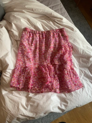 Sommrig kjol  - Jättefin kjol endast använd en gång, den är köpt på Ullared och kommer från Pernilla Wahlgrens kollektion, stl 34🩷🩷50kr + frakt
