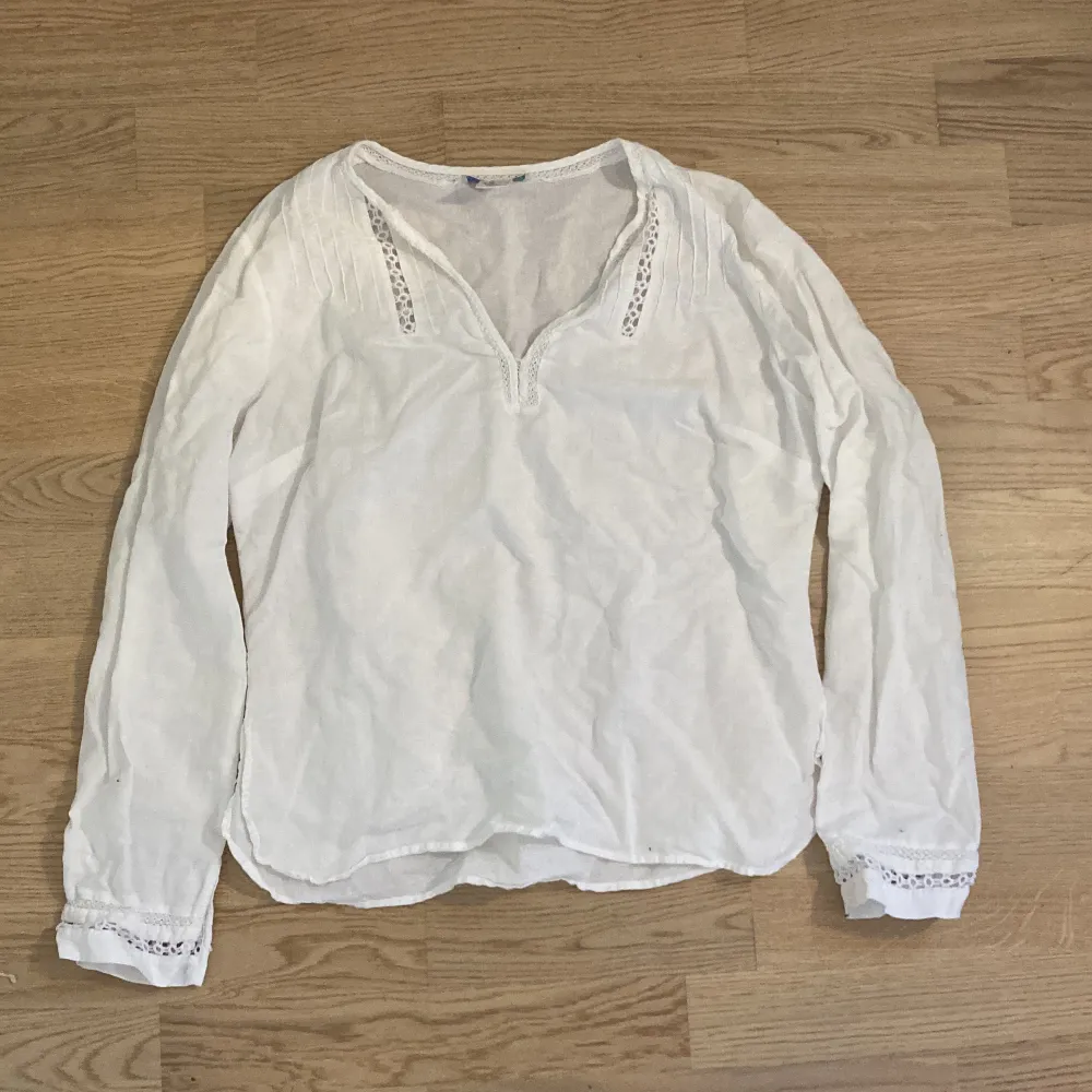Säljer denna vita blusen pga att den inte kommer till användning!✨🫶. Blusar.