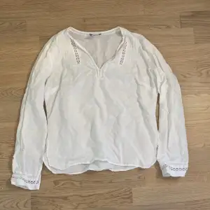 Säljer denna vita blusen pga att den inte kommer till användning!✨🫶