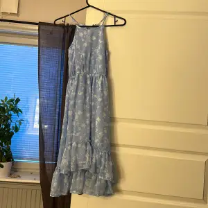 En super skön och luftig klänning i färgen blå med vitt blommigt mönster🩵i barn storlek!