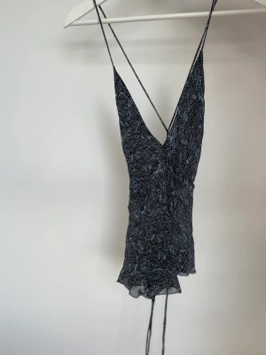 linne/blus från zara - jätte cool blus från zara i svart/ blå färg!! storlek s ! 💕❤️