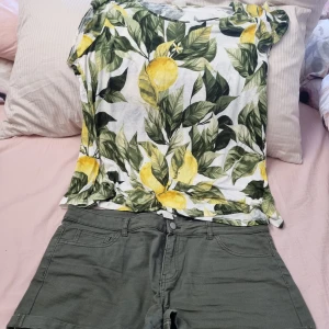  Blusar med jeanskjol och shorts - 2 bomullsblusar med svart jeanskjol som inte är använd och oliviga shorts