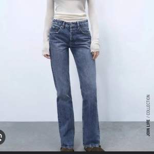 Säljer mid rise jeans från zara i den mörkare färgen, storlek 36! 💕