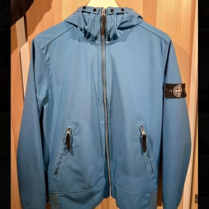 Stone Island jacka - En superfin stone island jacka köpt för 2 år sedan men tyvärr har den blivit för liten. Köpte från kaspersheat, jag har därför inget papperskvitto men finns bevis var och när jag köpte den. Inga större defekter. Storlek M (en mindre medium) 