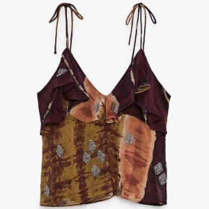 Zara topp - Säljer min super snygga topp från zara i sorlek xs som tyvärr inte kommer till användning. Använd Max 3 gånger och är i superbra skick💕 Köptes för 429 kr men säljer för 350