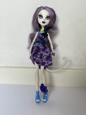 Monster high Catrine DeMew - Väldigt fint skick och har inga fläckar och har bra rörlighet därav priset:)
