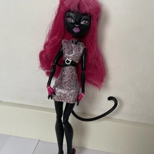 Monster high catty noir  - Väldigt fint skick och oanvänd, har bra rörlighet och har inga fläckar. Armarna sticker ut lite grann men dom sitter fortfarande kvar och är inget märkvärdigt 