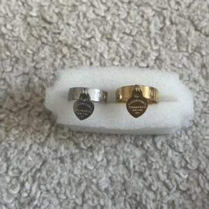 Tiffany & co ring - Säljer jätte fina Tiffany co ring som jag fick i present inte riktigt min stil så säljer för billigare pris för jag inte har lådan till den osv! Har haft i några månader säljer pga jag inte haft  användning   😄1500kr styck