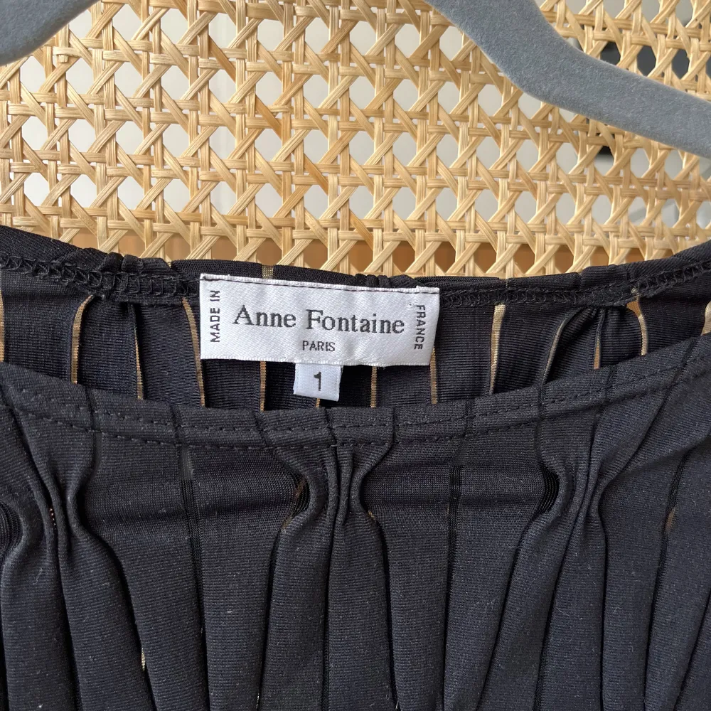 Superfin tröja från Anne Fontaine, köpt secondhand, köparen står för frakten 66kr . Toppar.