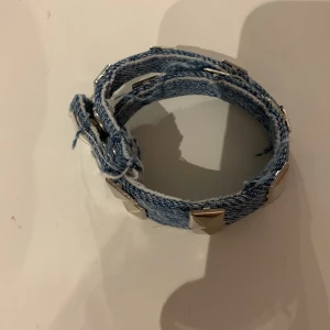 Jeans armband  - Säljer detta då det inte är min stil längre, använd 2 gånger. Säljer för 170